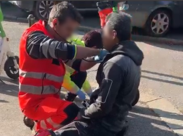 Appartamento in fiamme, due persone ustionate. Intossicato il vicino corso ad aiutare
