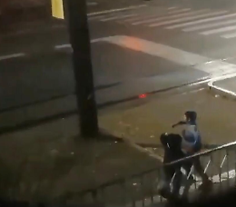 Bambini lanciano bottiglie contro le auto: «Sono i soliti abusivi» 