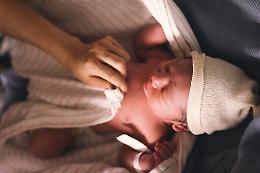 Neonato gettato tra i rifiuti: è vivo