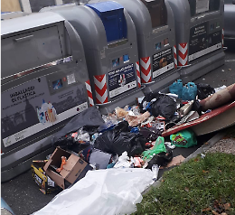 Immondizia "dimenticata" davanti alle ecoisole: «Guardate come abbandonano i rifiuti»
