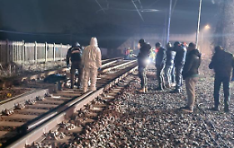 Bimbo scappato dalla comunità e ucciso dal treno: ci sono due indagati