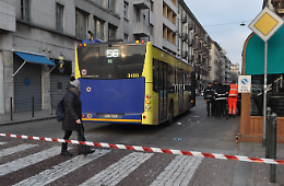 Donna travolta dal bus: è gravissima in ospedale