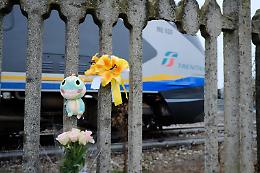 Fiori, lacrime e un pupazzo per salutare Andrei, il bimbo investito da un treno