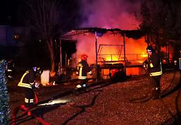 Incendio devasta una casa mobile, maxi lavoro per i pompieri