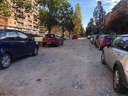 «Il parcheggio è in condizioni pietose, auto in balia di buche e avvallamenti»