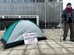 In tenda davanti alla Regione per chiedere un lavoro