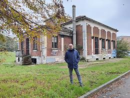 L’ex fabbrica che produceva tappeti abbandonata al degrado e all’inciviltà