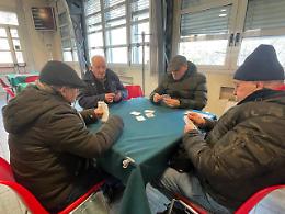 Il centro anziani resta al freddo: «Giochiamo a carte con il cappotto»