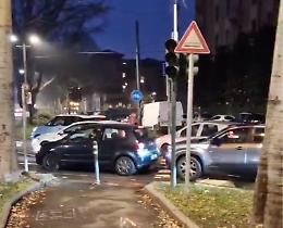 Semaforo spento: l'incrocio va nel caos - IL VIDEO