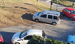Parcheggio abusivo sui prati:  «Ora ripristinate la staccionata»
