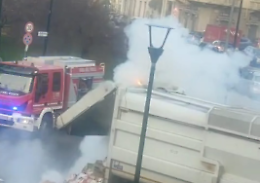 Prende fuoco in strada un mezzo Amiat carico di  rifiuti