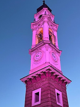 Ora il campanile si colora di rosa per festeggiare i nuovi nati