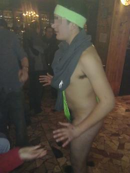 Emula Borat e sfoggia un "mankini man" color lime in un locale della Val Susa
