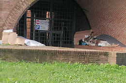 Ammazzato con un cacciavite, dopo 6 mesi rispunta il dormitorio abusivo