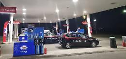 Ciclista investito da auto pirata muore sul colpo: caccia al conducente in fuga