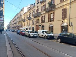 In via Vanchiglia e via Napione dieci multe al giorno  non bastano: «La sosta selvaggia non si ferma»