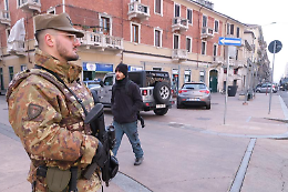 I residenti: «L'esercito a Barriera di Milano è inutile. I soldati sono usati come statuine»