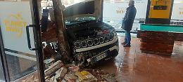 Auto impazzita sfonda la vetrina di un bar: 4 feriti in ospedale