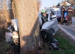 Si schianta contro un albero e muore sul colpo. Ecco chi è la vittima dell'incidente 