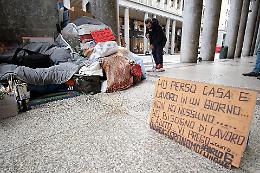 Muore a 30 anni nel gelo di Torino. Lo trovano il giorno dopo