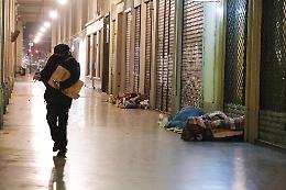 Trovato un cadavere sotto i portici a due passi dalla stazione: «Di sicuro c’è solo che è morto»
