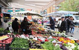 Piazza Guala, il progetto che divide i residenti: scontro sul numero di banchi del mercato