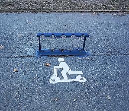 Nuova area di sosta per monopattini. La sperimentazione al parco Di Vittorio