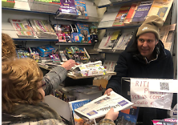 Dall’alba Maurizio è lì, nell’edicola tra le bancarelle di piazza Madama

