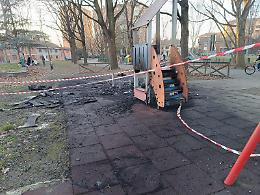 Vandali senza pietà incendiano scivoli e altalene