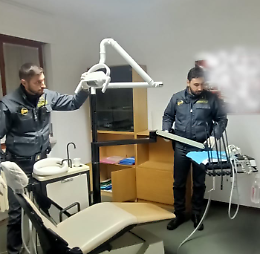 Niente laurea e medicinali scaduti, sequestrato lo studio abusivo di un falso odontoiatra