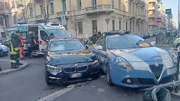 Incidente tra Bmw e un'auto della polizia: quattro feriti e un palo abbattuto
