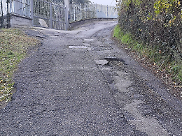 Ora il Comune tappa le buche, ma la collina chiede un aiuto