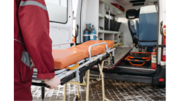 Malore al volante: esce di strada e muore nell'incidente davanti alla moglie