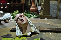 Vergogna in chiesa, distrutta la statua della Madonna e rubate le offerte