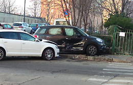 Scontro tra due auto: una finisce contro il cancello della bocciofila