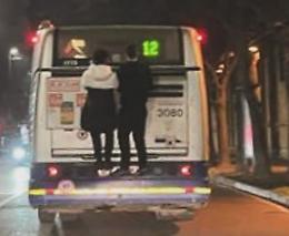 Appesi al retro dell'autobus: a Torino ritorna il "gioco" dei ragazzini