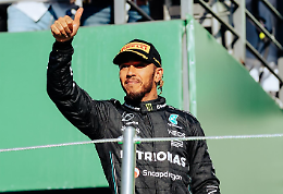 Hamilton non pensa alla "spy story" ed è il più veloce a Barcellona, secondo tempo per Sainz