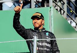 Lewis Hamilton rompe il silenzio: "Guidare in rosso Ferrari, uno dei miei sogni di infanzia"