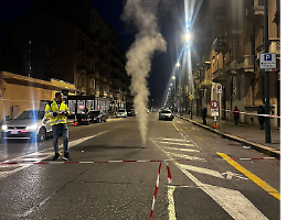 C'è una crepa nel tubo, effetto geyser di vapore e strada chiusa