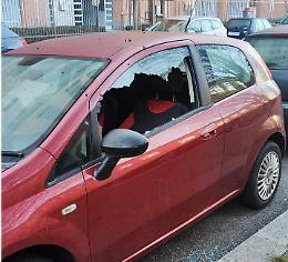 Scoperchiano i tombini e spaccano i vetri: la strage dei finestrini rotti