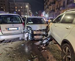 Doppio incidente a Torino: feriti, auto distrutte e un semaforo abbattuto