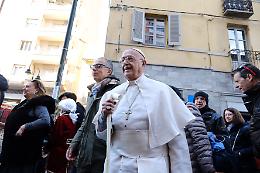 Maschere, sfilate e divertimento: al Carnevale del Balon c'è anche il Papa...