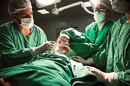 Parto cesareo, anche i futuri papà in sala operatoria