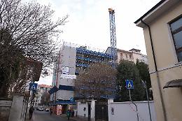 Tragedia sul lavoro: un gruista 66enne precipita da 27 metri e muore dopo il ricovero 