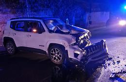 Tre ragazzi si schiantano e finiscono al Cto: «Un'auto nera ci ha tagliato la strada»