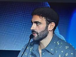 Marco Mengoni annuncia la scaletta di stasera: apre Clara, Santi Francesi e Fred De Palma canteranno alla fine