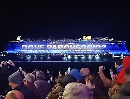 Spettacolo davanti a Sanremo con la nave della Costa Smeralda