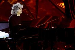 Allevi al pianoforte davanti al pubblico: "Pagherei per avere quindici spettatori, ora. Voi siete di più..."