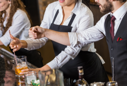 Violenza sessuale nella cucina del bar: «Ti vorrei leccare...»