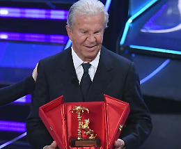 Sanremo 2024: Amadeus consegna il premio alla carriera a Gaetano Castelli